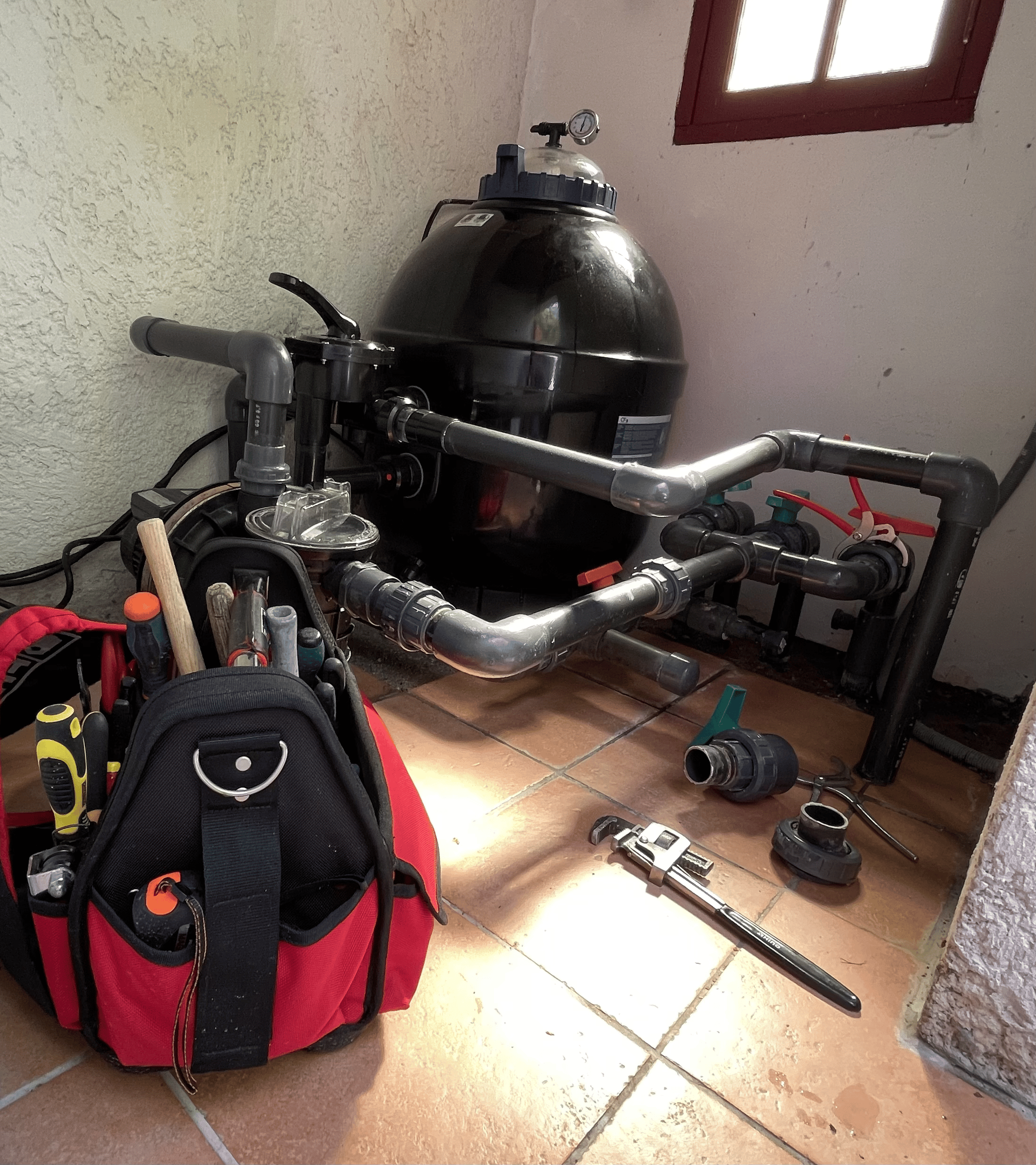 System de filtration de piscine dans un local technique