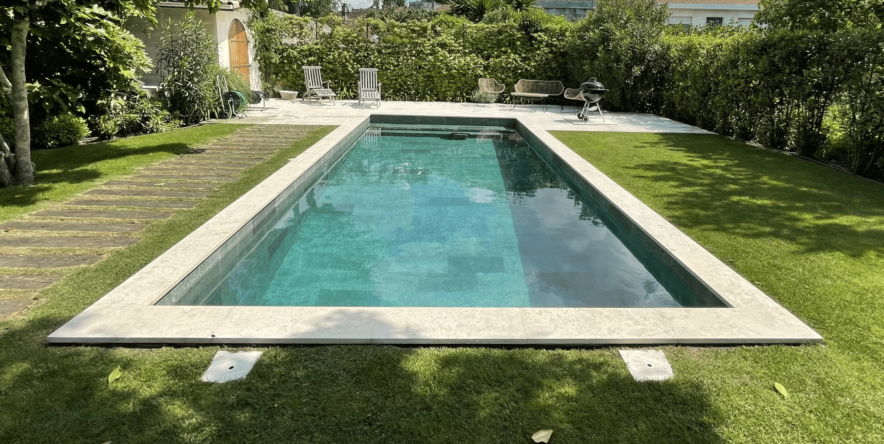 piscine avec eau claire apres entretien