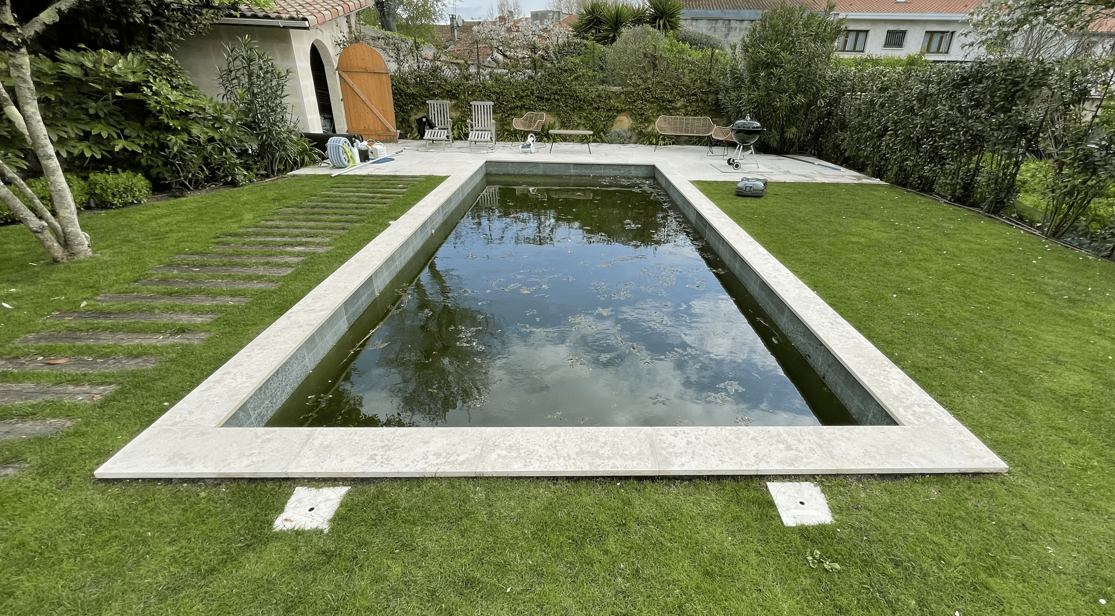 piscine avec eau verte
