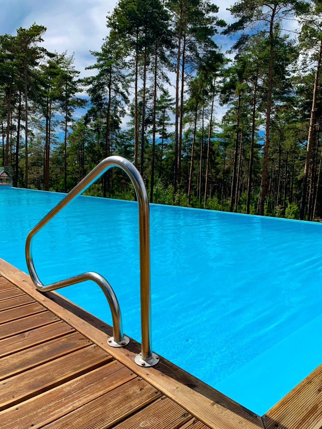 Piscine avec une rampe. Foret de pins dans l'arriere plan