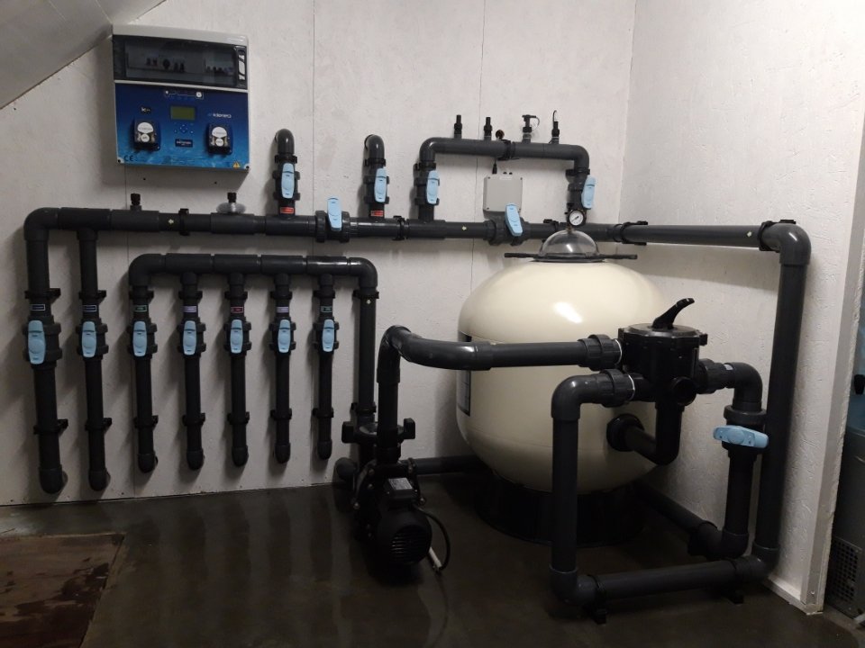 System de filtration de piscine dans un local technique