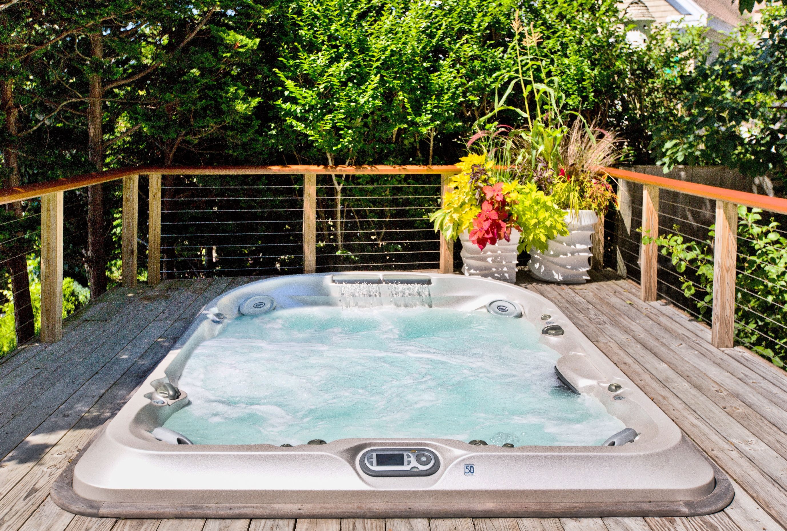 Jacuzzi d'extérieur sur une terrasse